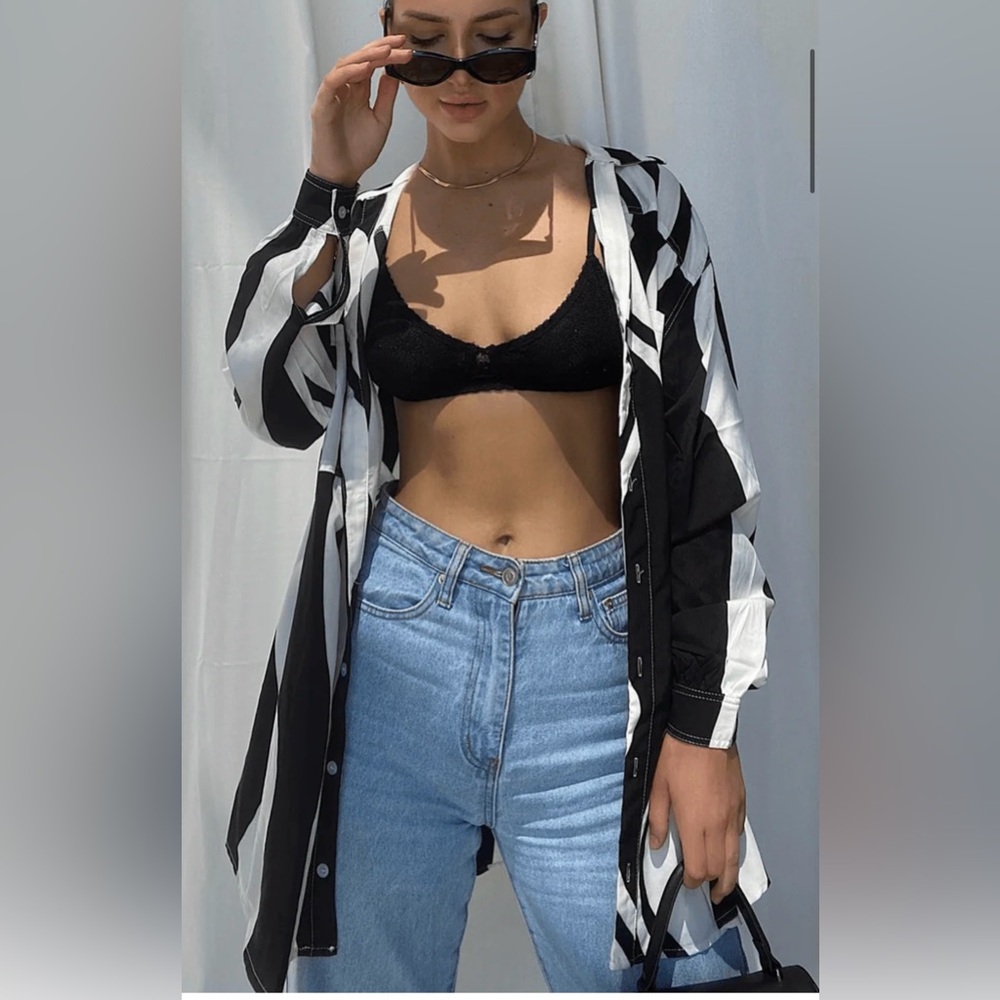 Charcoal Brand Black/White Oversized long sleeve Blousr - Picture 8 of 10